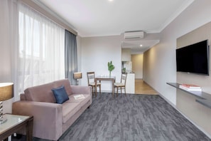 In-room safe, laptop workspace, iron/ironing board, free WiFi - Oaks Sydney North Ryde Suites (Macquarie Park)