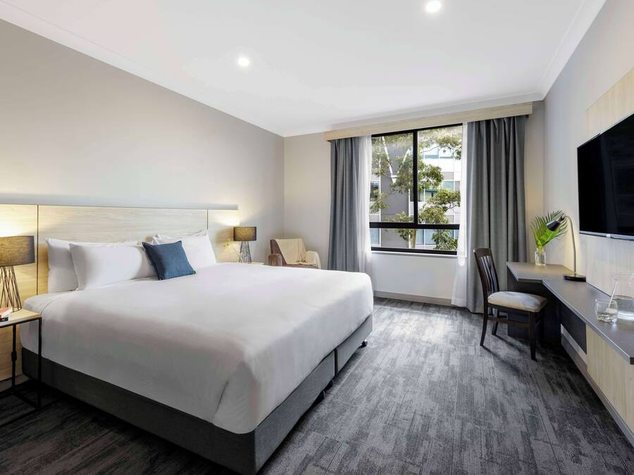 In-room safe, laptop workspace, iron/ironing board, free WiFi