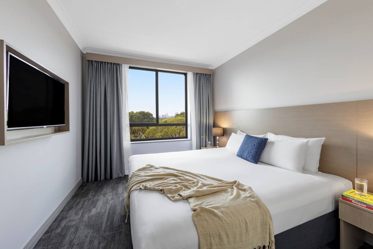 In-room safe, laptop workspace, iron/ironing board, WiFi (free)