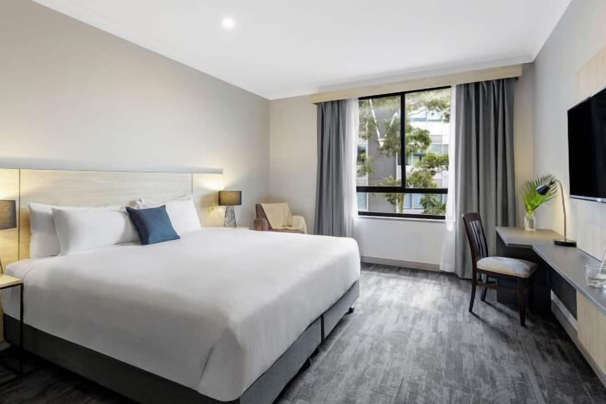In-room safe, laptop workspace, iron/ironing board, free WiFi