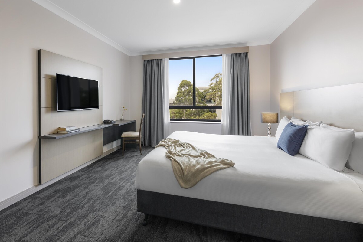 In-room safe, laptop workspace, iron/ironing board, WiFi (free)