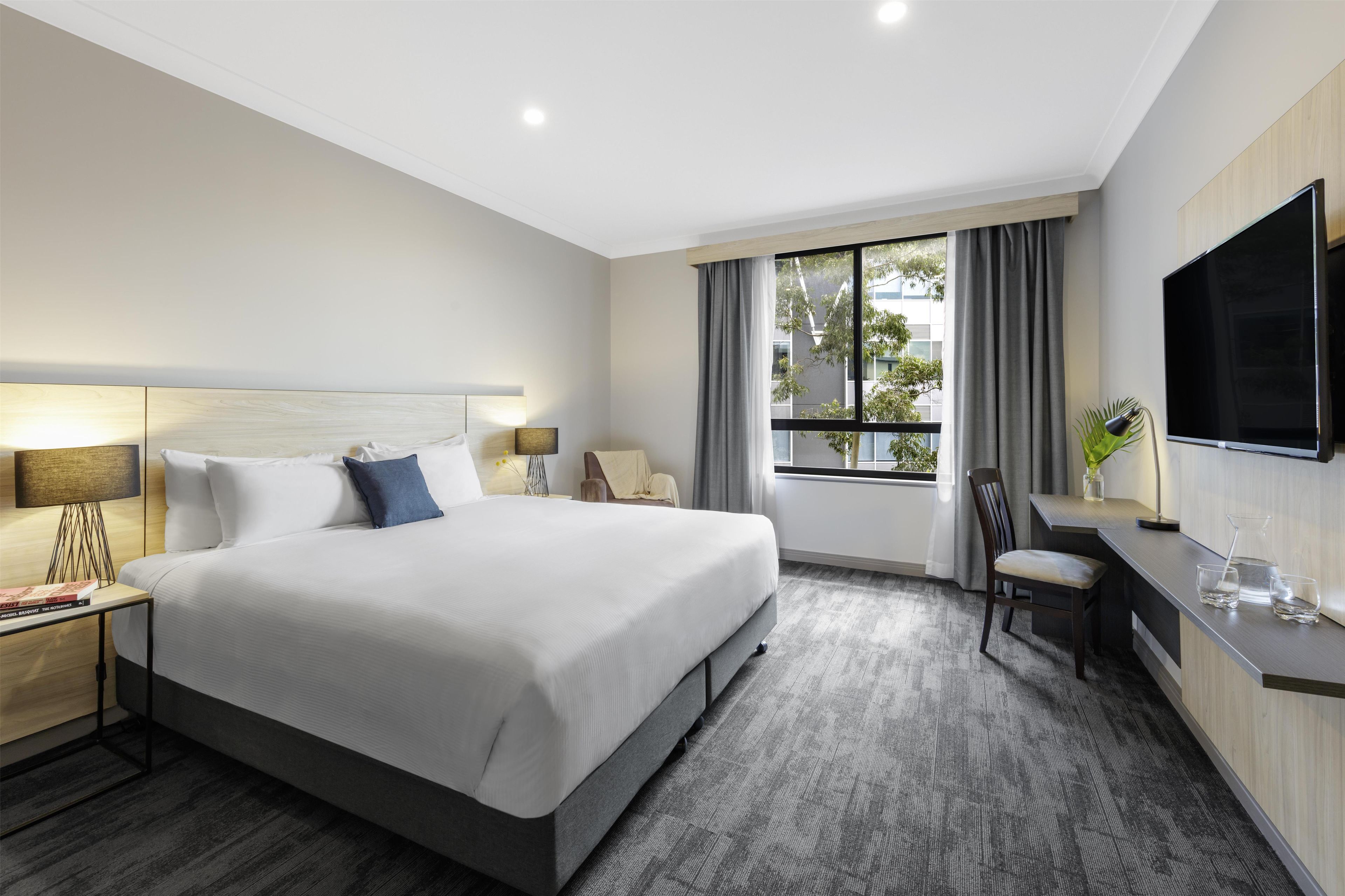 In-room safe, laptop workspace, iron/ironing board, free WiFi