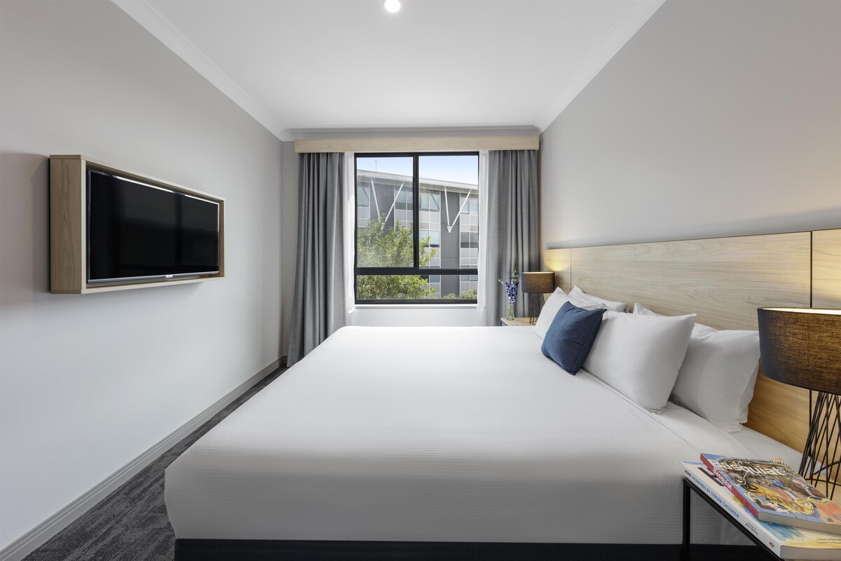 In-room safe, laptop workspace, iron/ironing board, WiFi (free)