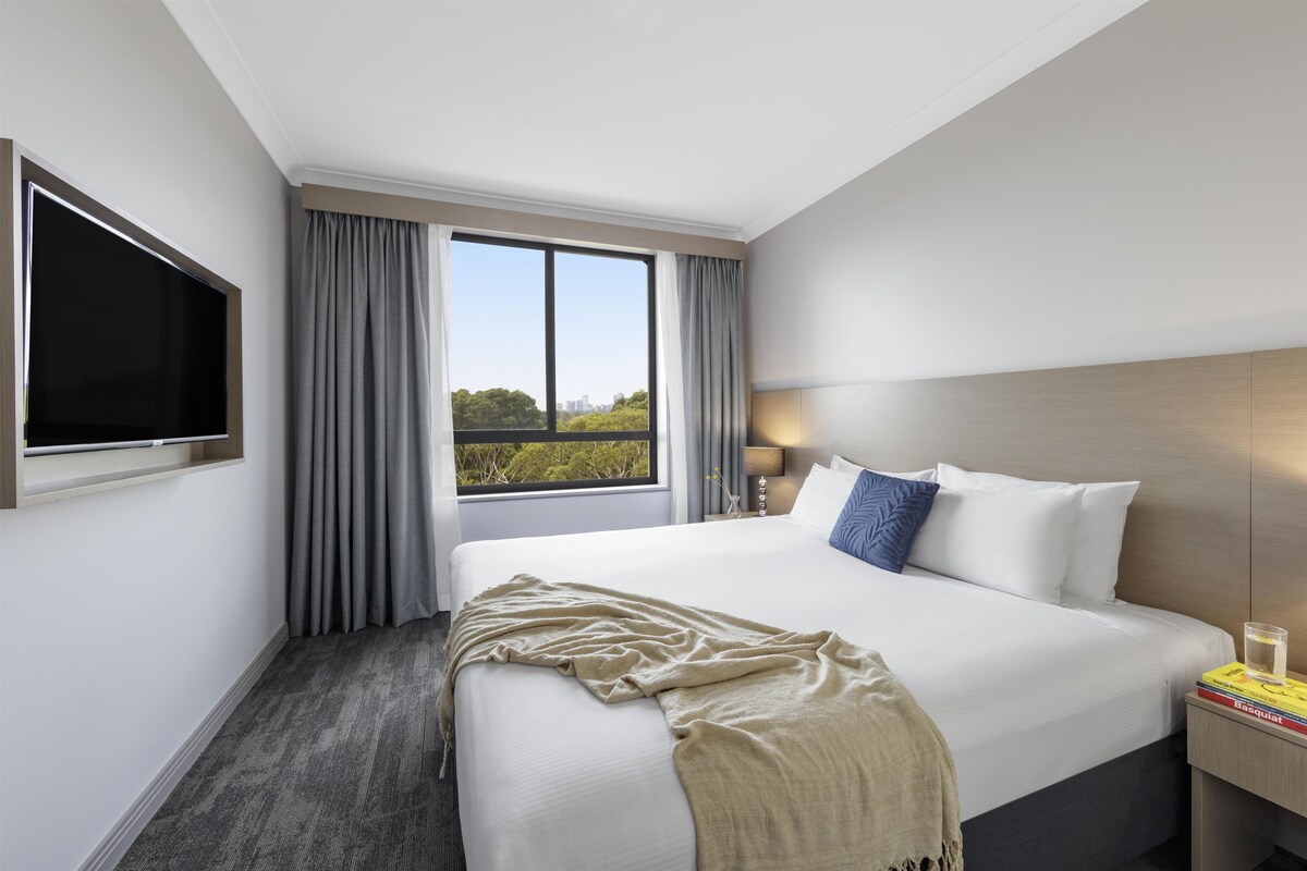 In-room safe, laptop workspace, iron/ironing board, WiFi (free)