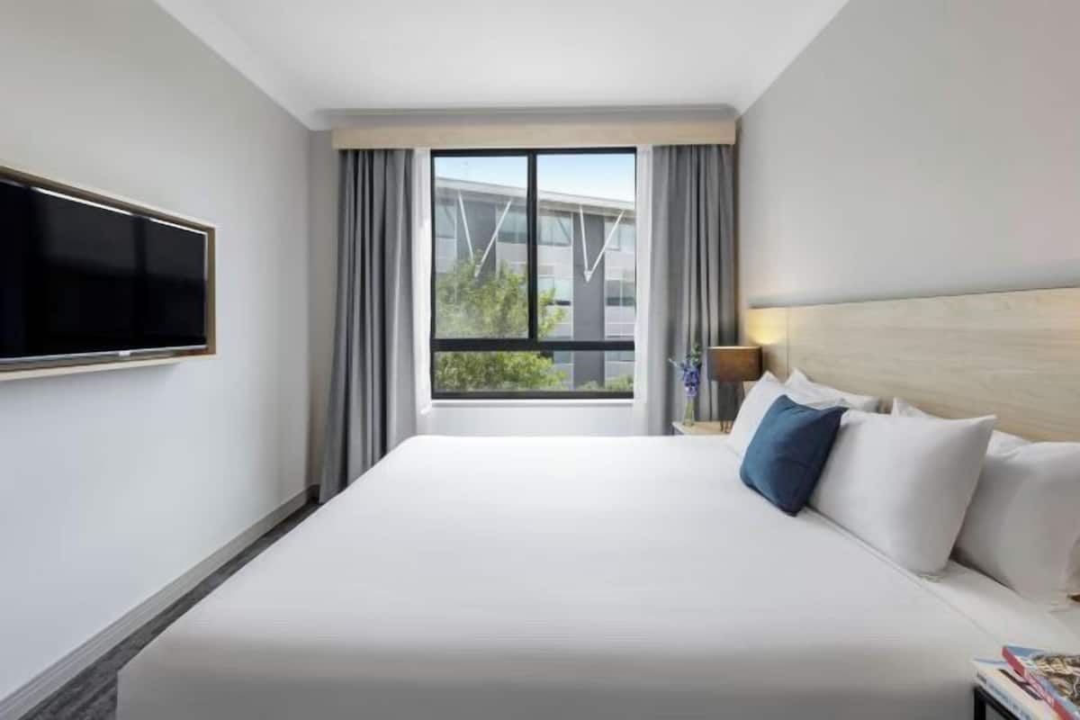 In-room safe, laptop workspace, iron/ironing board, free WiFi