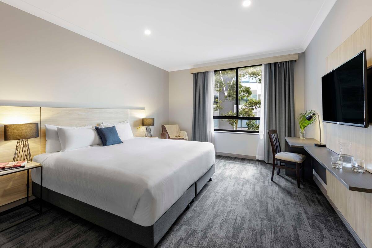 In-room safe, laptop workspace, iron/ironing board, WiFi (free)