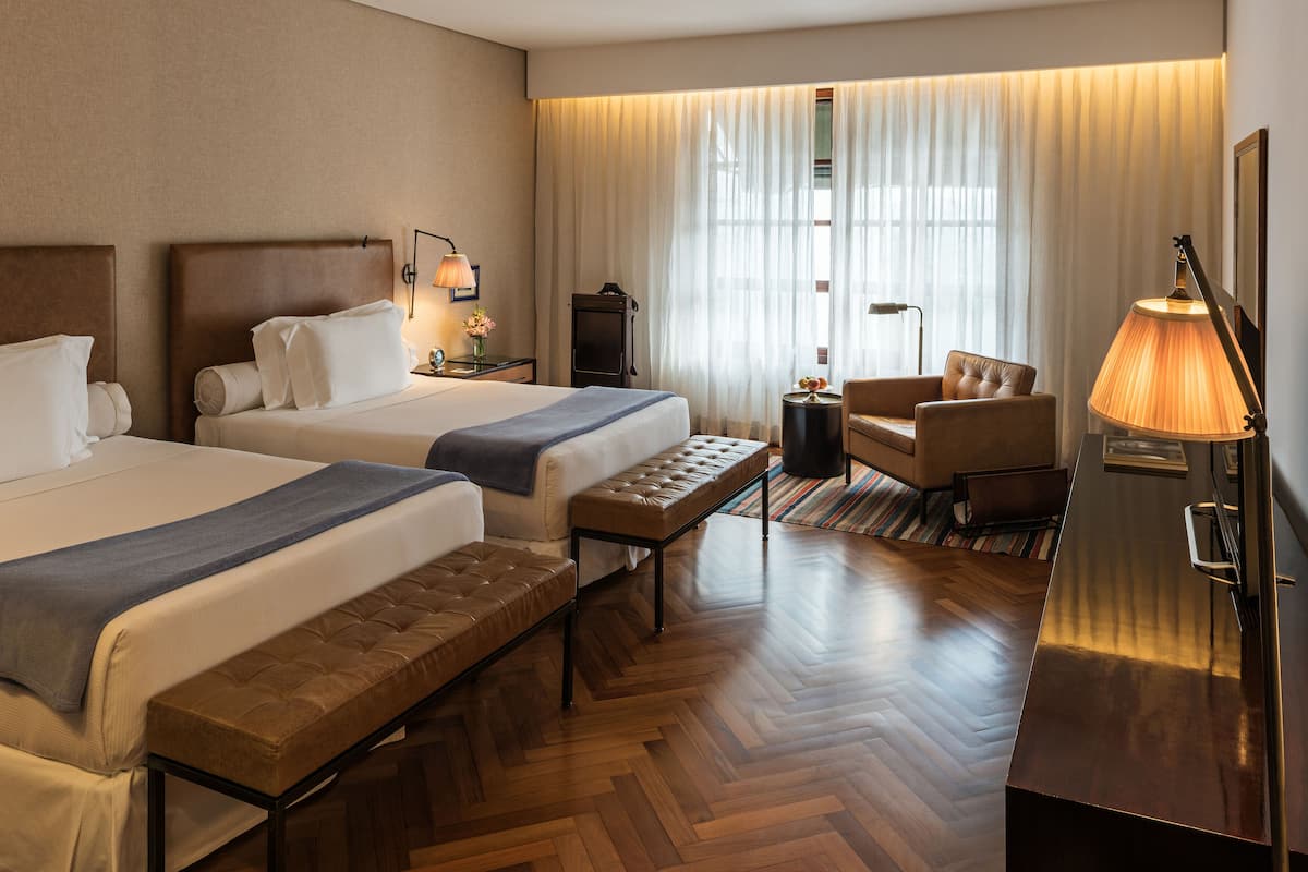 deluxe room, 2 single beds | minibar, in-room safe, individually decorated, desk