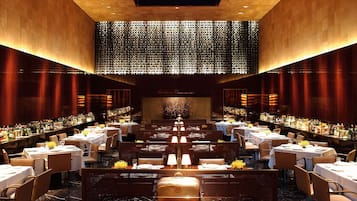 2 restaurantes, é servido café da manhã