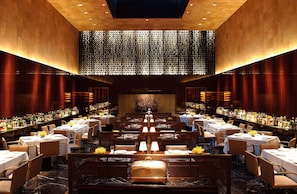 2 restaurants; breakfast, lunch, and dinner served