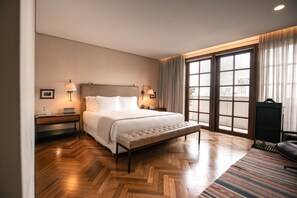 Suite, 2 slaapkamers | Een minibar, een kluis op de kamer, individueel gedecoreerd, een bureau