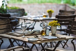 2 restaurants, serveren ontbijt