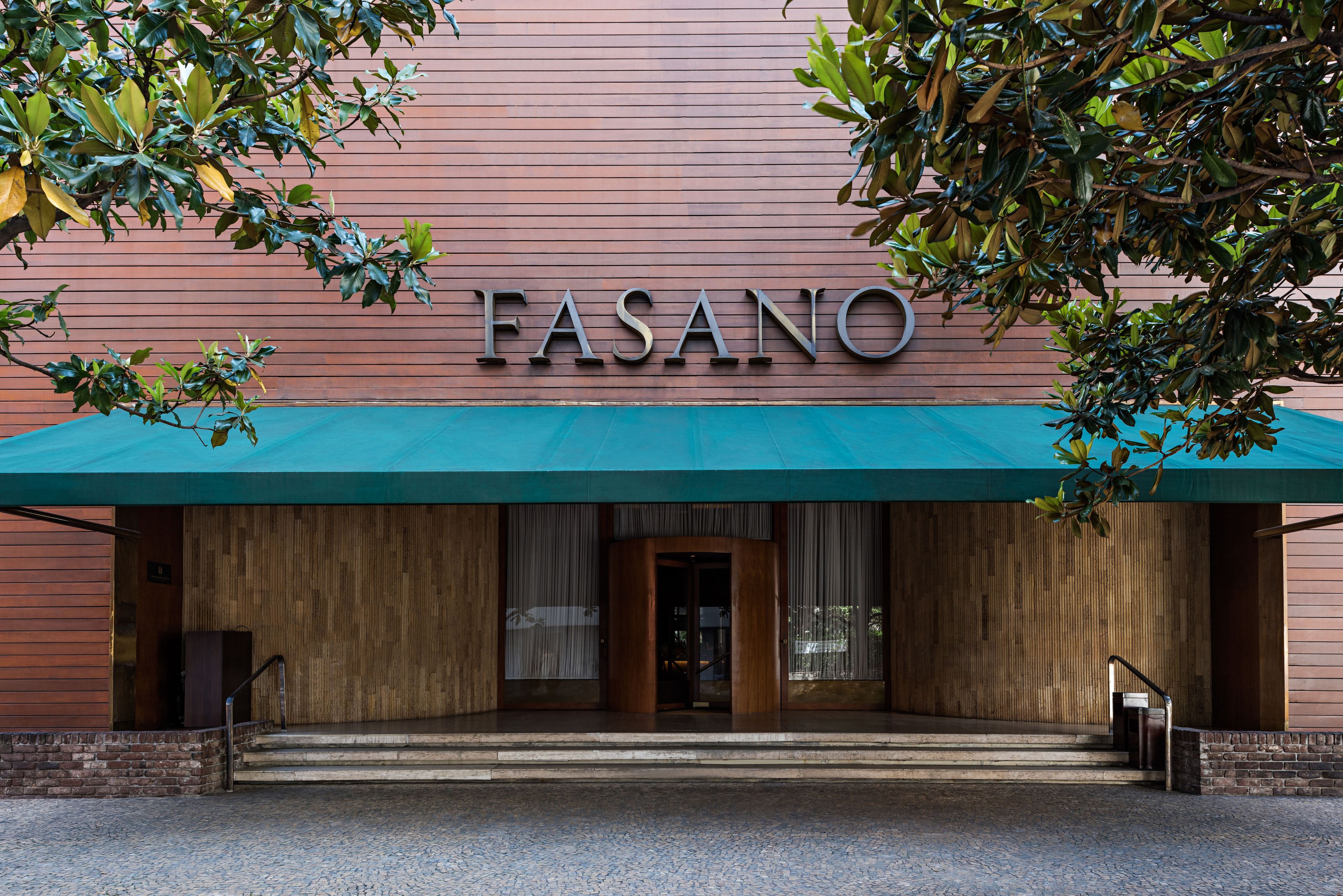 Fachada de edificio con el nombre "FASANO" en letras destacadas.