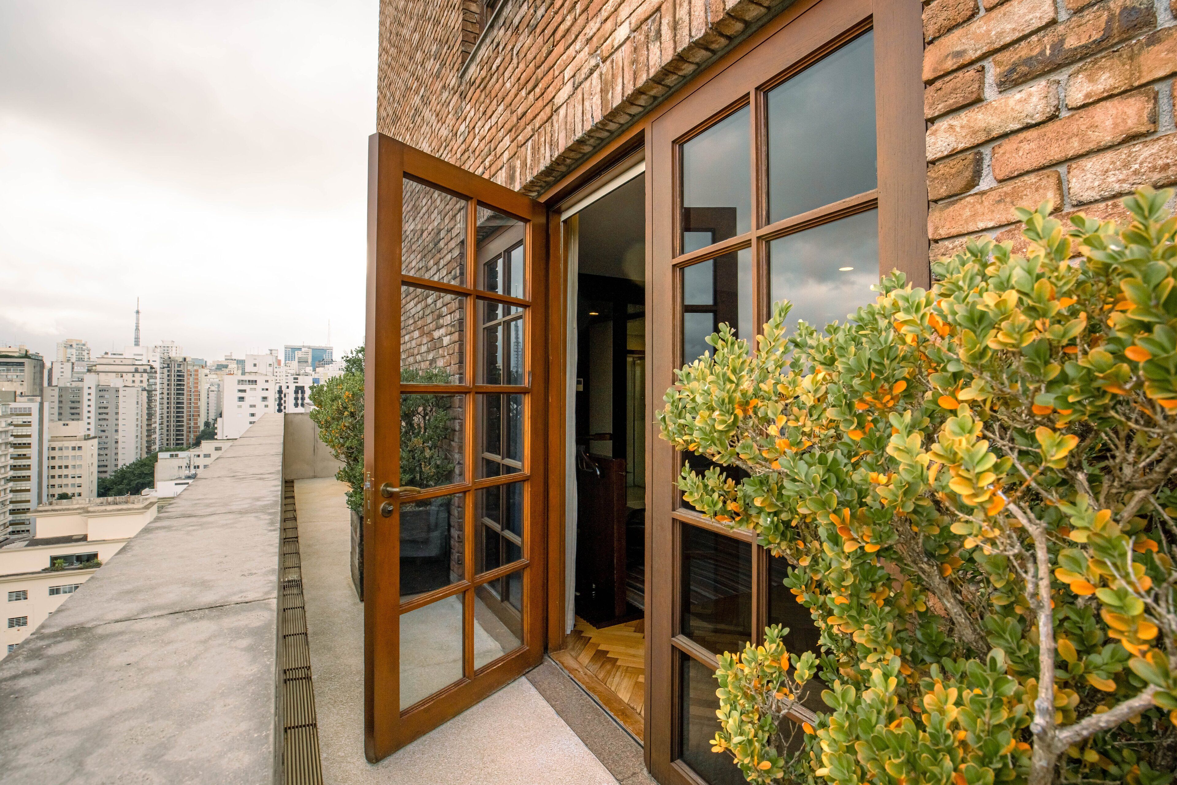 Phòng Suite, 2 phòng ngủ | Minibar, két bảo mật tại phòng, trang trí khác biệt, bàn 