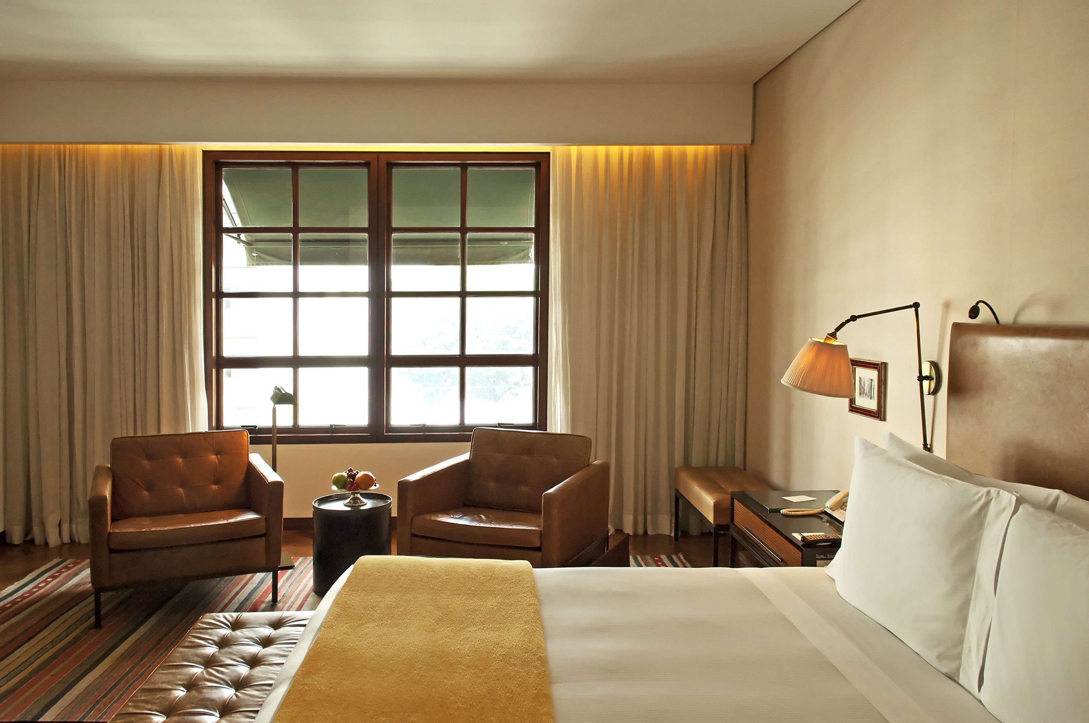 Minibar, caja de seguridad en la habitación y decoración personalizada 