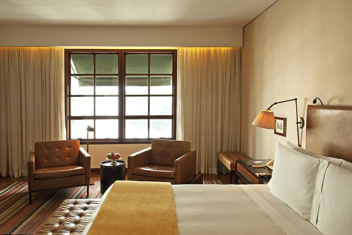 Minibaari, tallelokero huoneessa, yksilöllisesti sisustettu, työpöytä