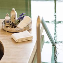 Bubbelpool, kroppsbehandlingar, aromaterapi och massage med varma stenar