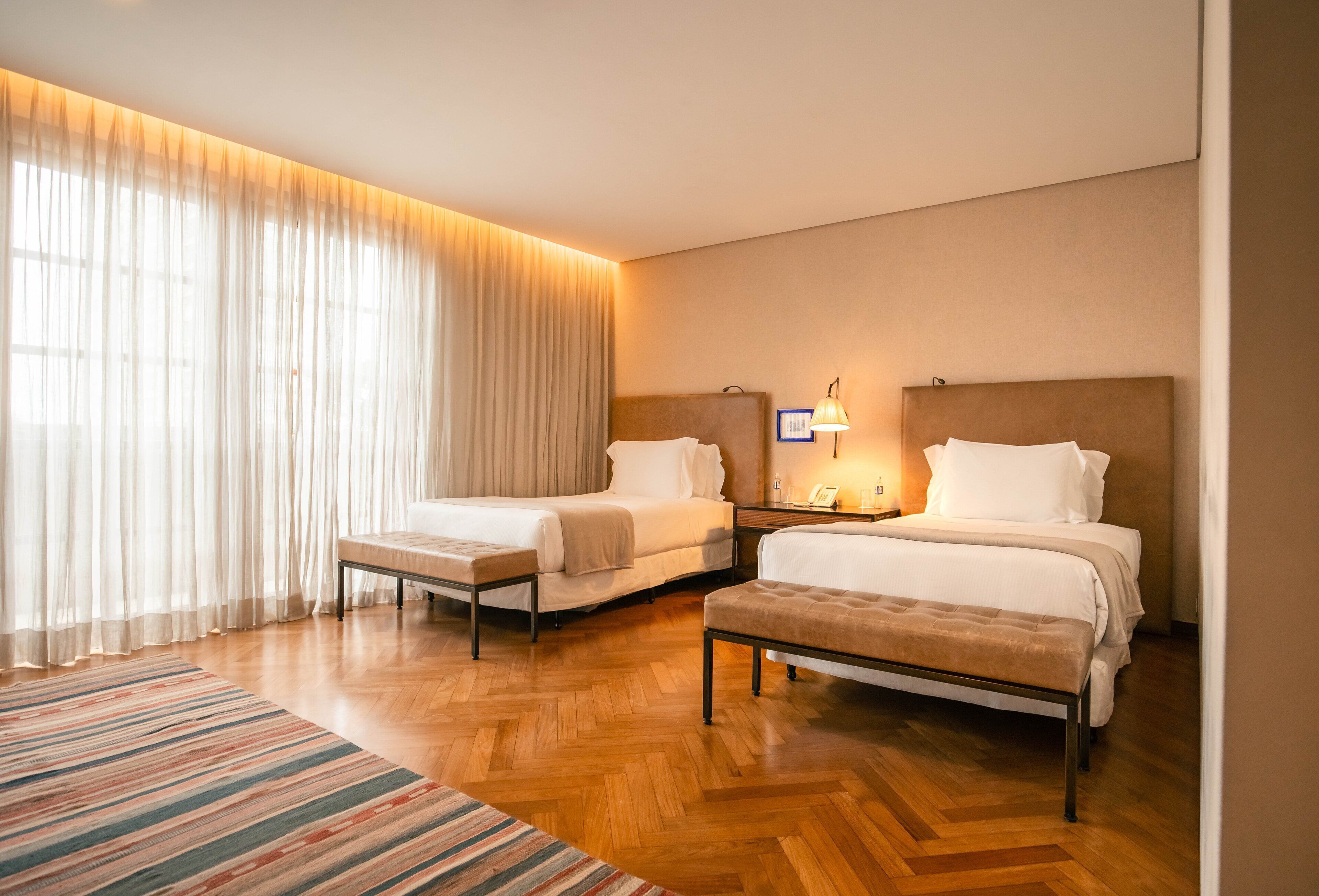 Minibar, caja de seguridad en la habitación y decoración personalizada 