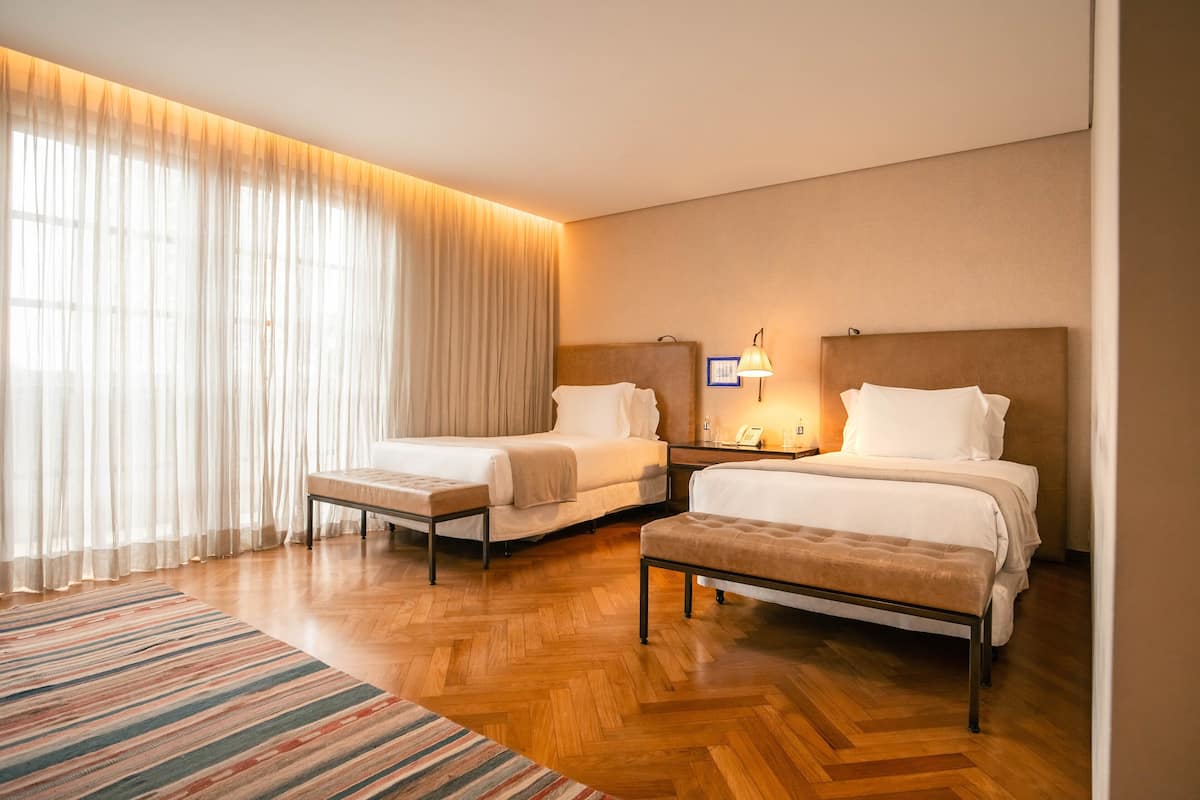 Minibaari, tallelokero huoneessa, yksilöllisesti sisustettu, työpöytä