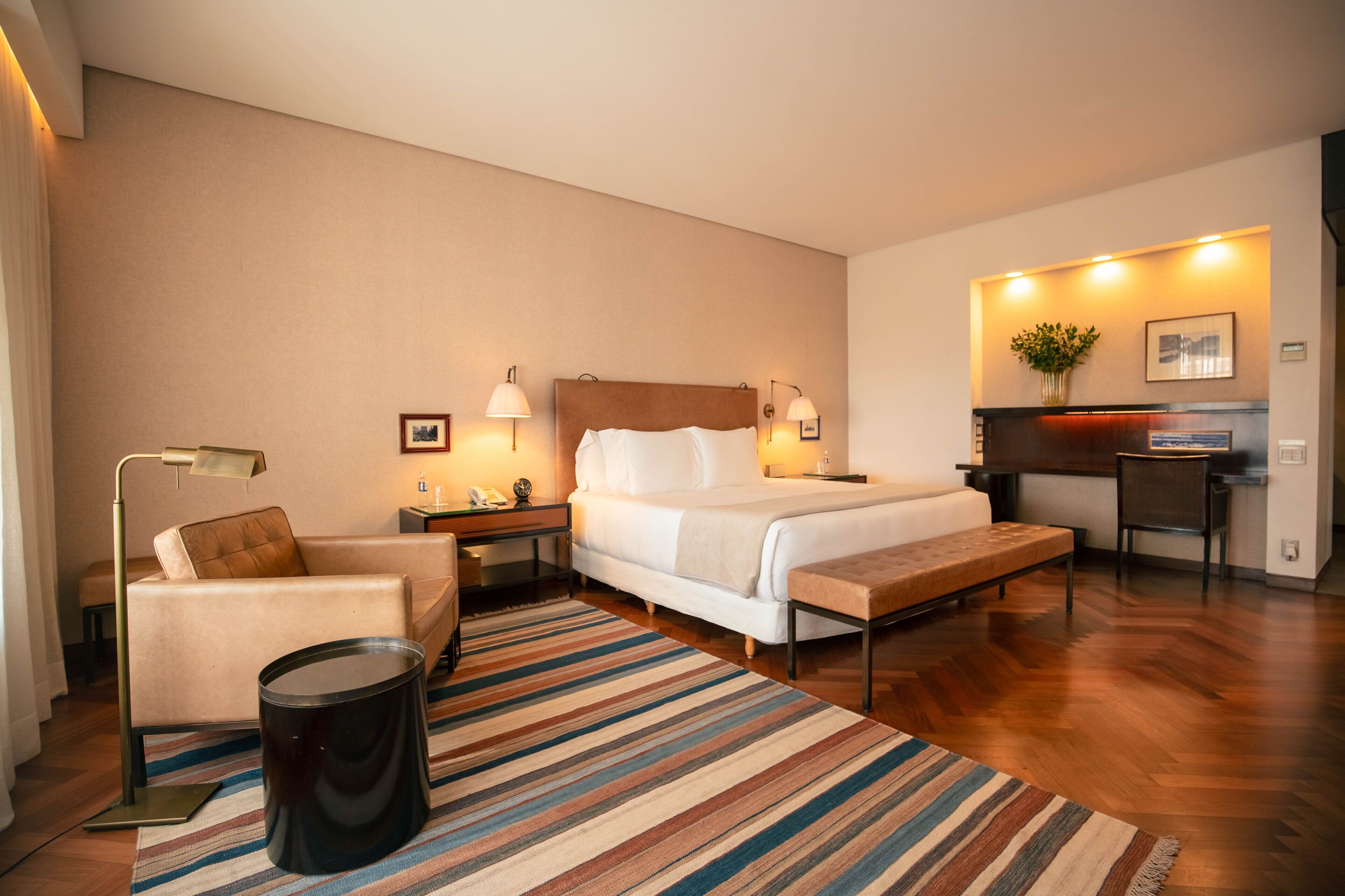 Minibar, caja de seguridad en la habitación y decoración personalizada 