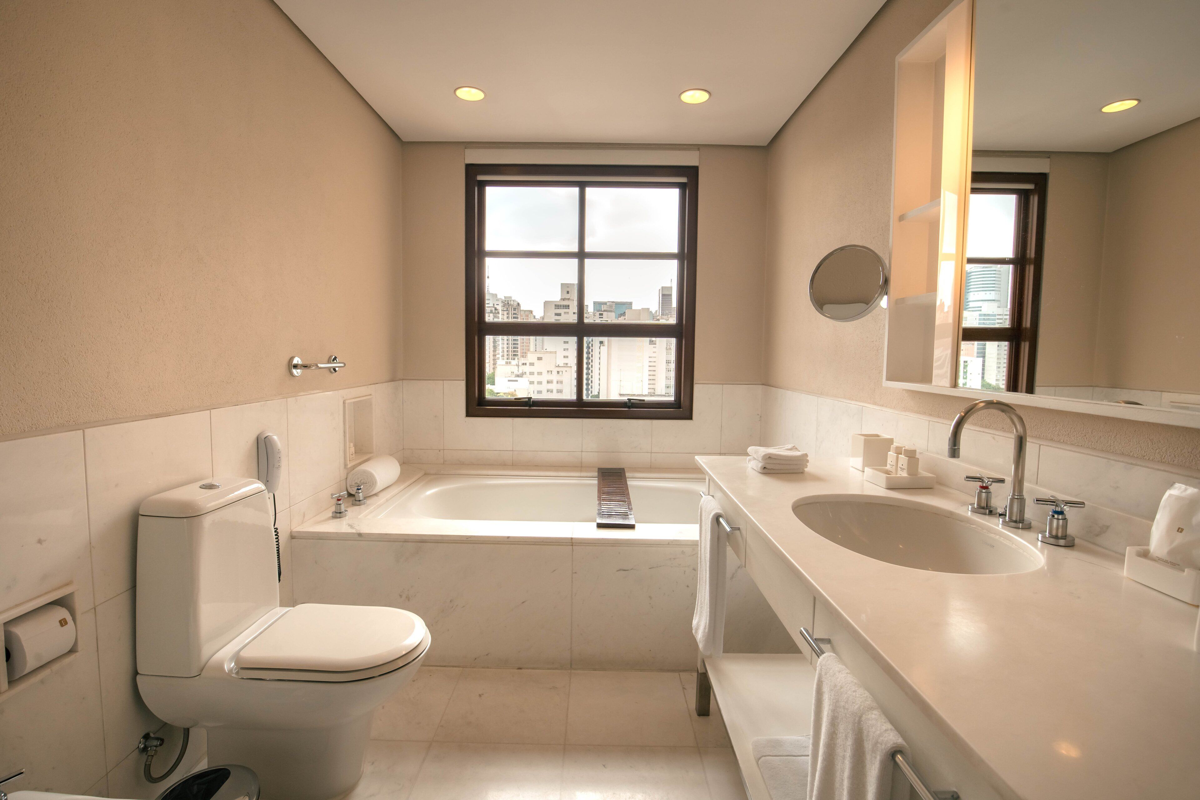 deluxe suite | minibar, in-room safe, individually decorated, desk