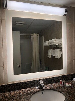 Zimmer, 1 King-Bett, Nichtraucher | Badezimmer | Kostenlose Toilettenartikel, Haartrockner, Handtücher