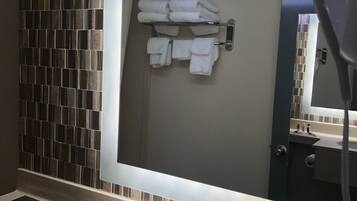 Zimmer, 2 Queen-Betten, Nichtraucher | Badezimmer | Kostenlose Toilettenartikel, Haartrockner, Handtücher