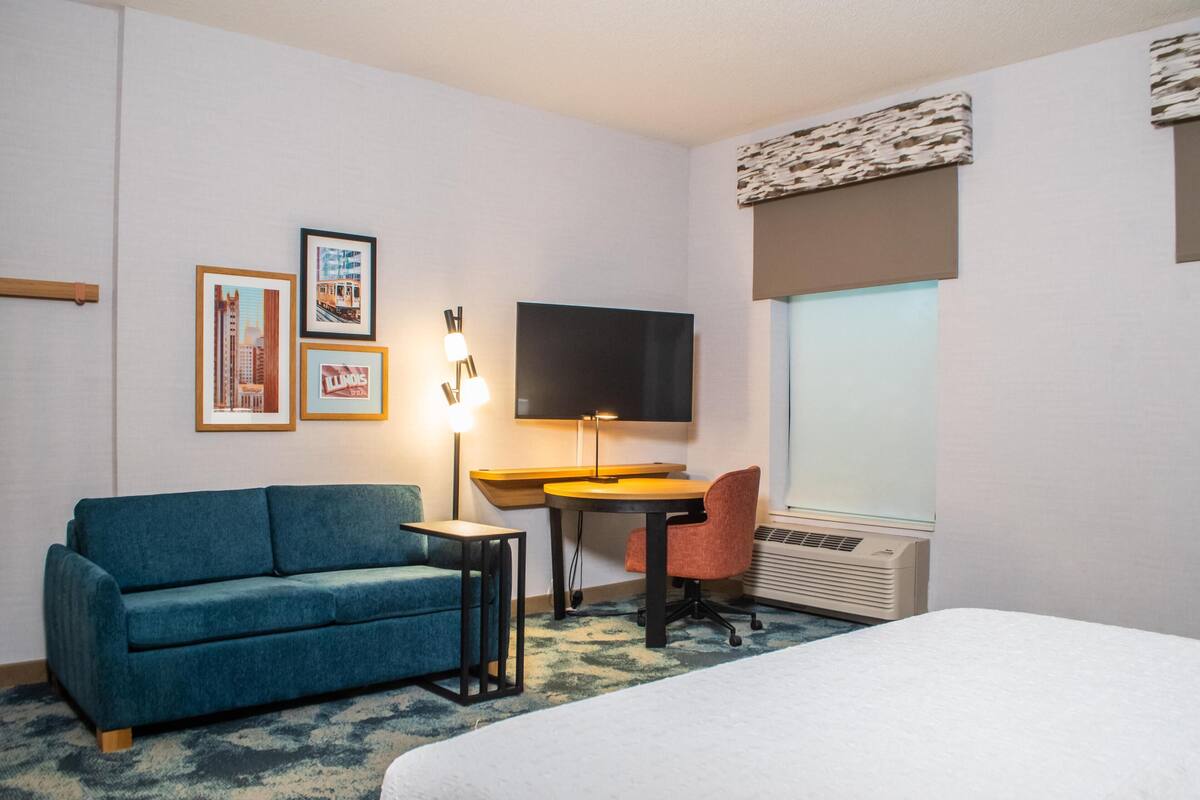 Room, 1 King Bed with Sofa bed, Accessible, Bathtub (Mobility) | Living area