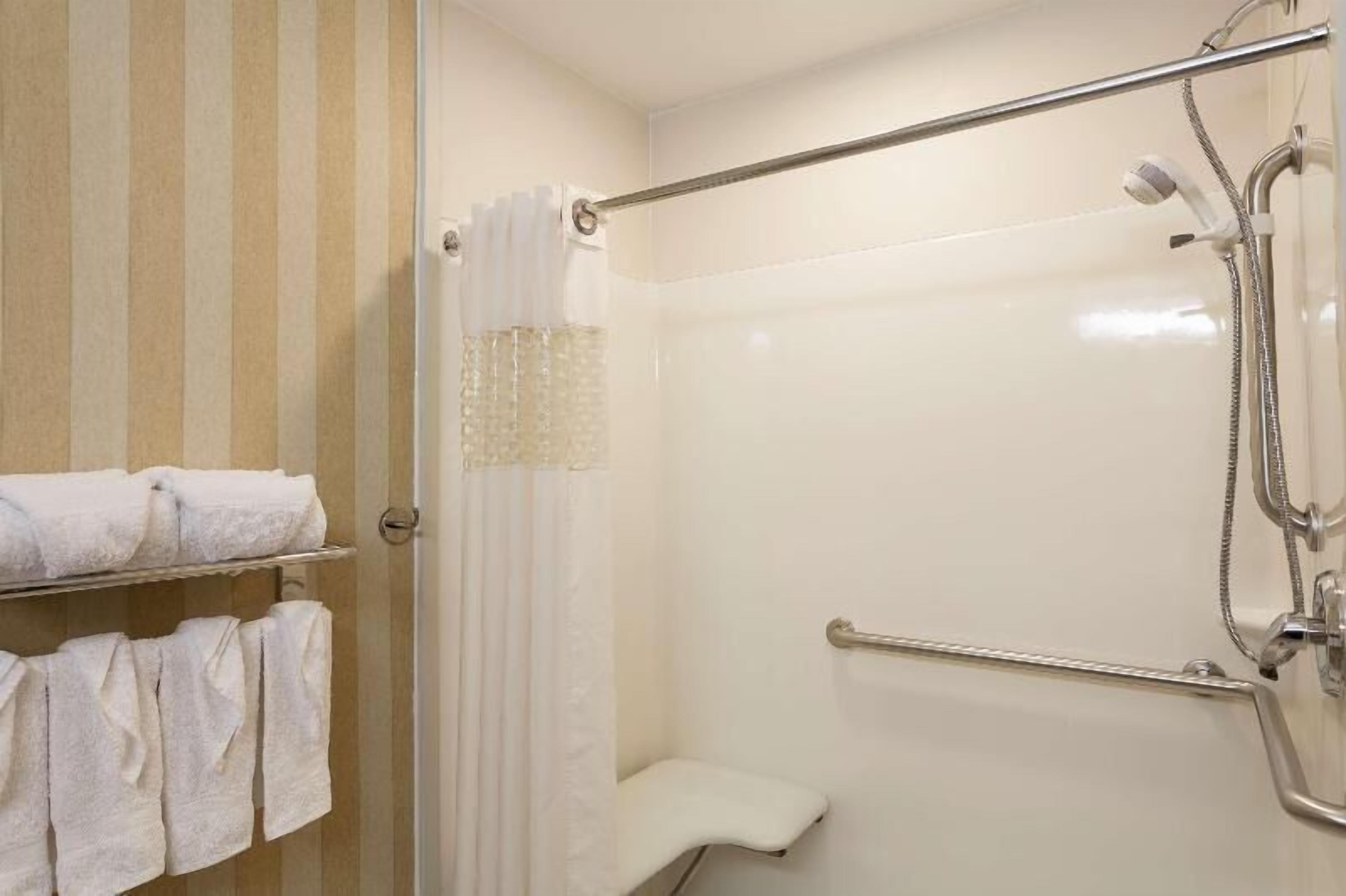 Badezimmer | Duschwanne, Hydromassagedusche, kostenlose Toilettenartikel