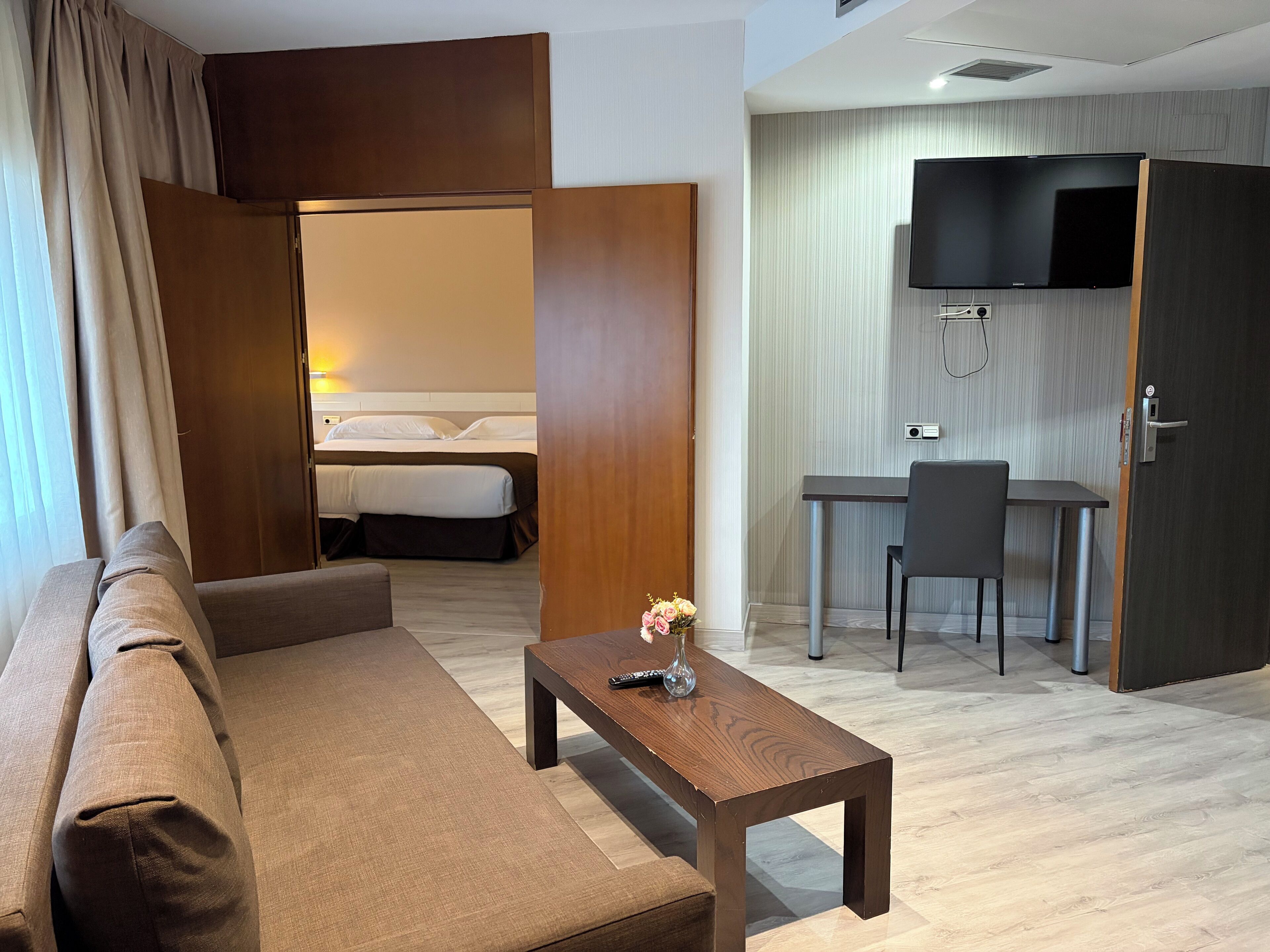 Habitación familiar | Minibar, caja fuerte, escritorio y wifi gratis