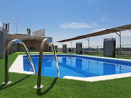 Una piscina cubierta, una piscina al aire libre