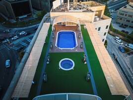 Una piscina cubierta, una piscina al aire libre