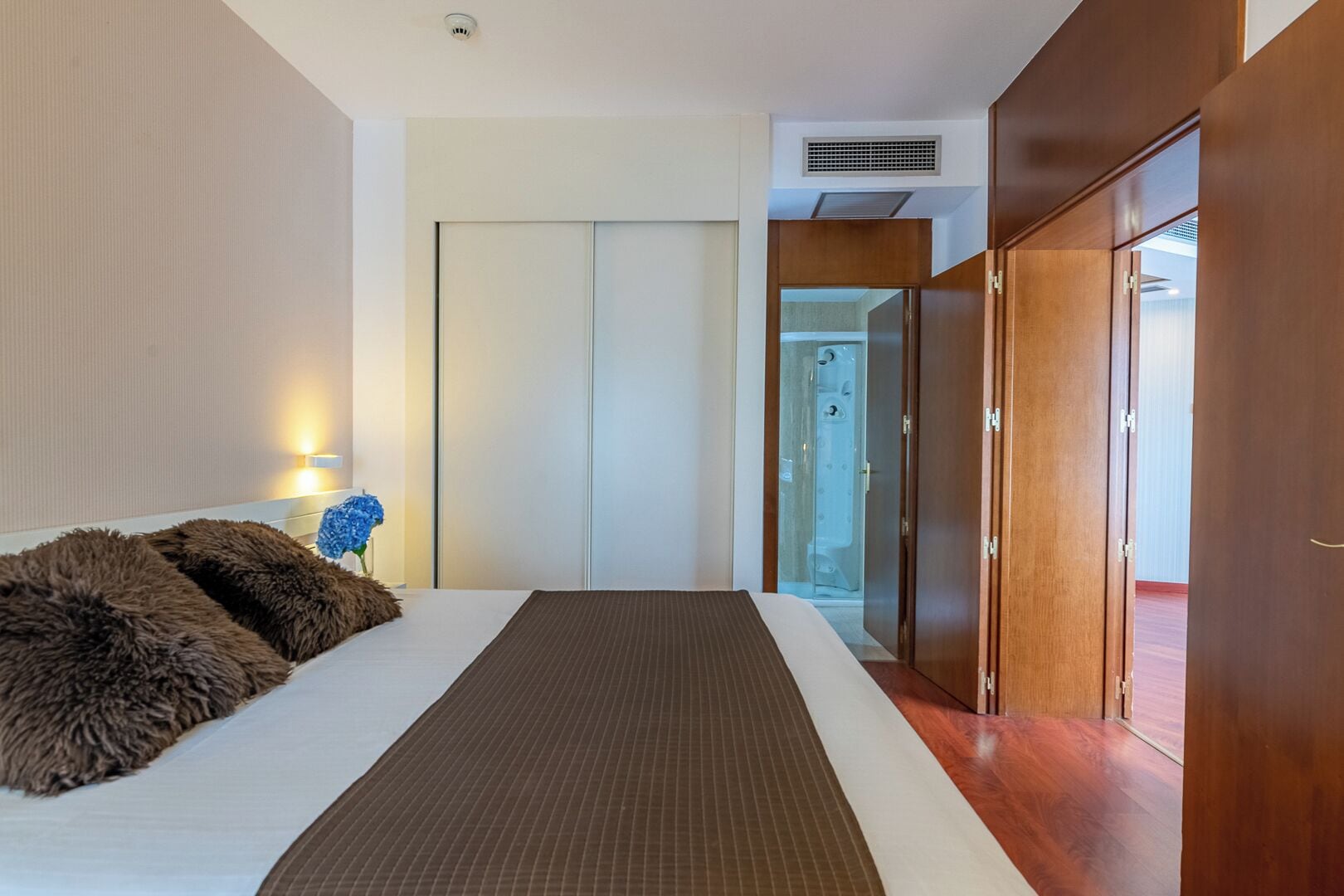 Een minibar, een kluis op de kamer, een bureau, gratis wifi