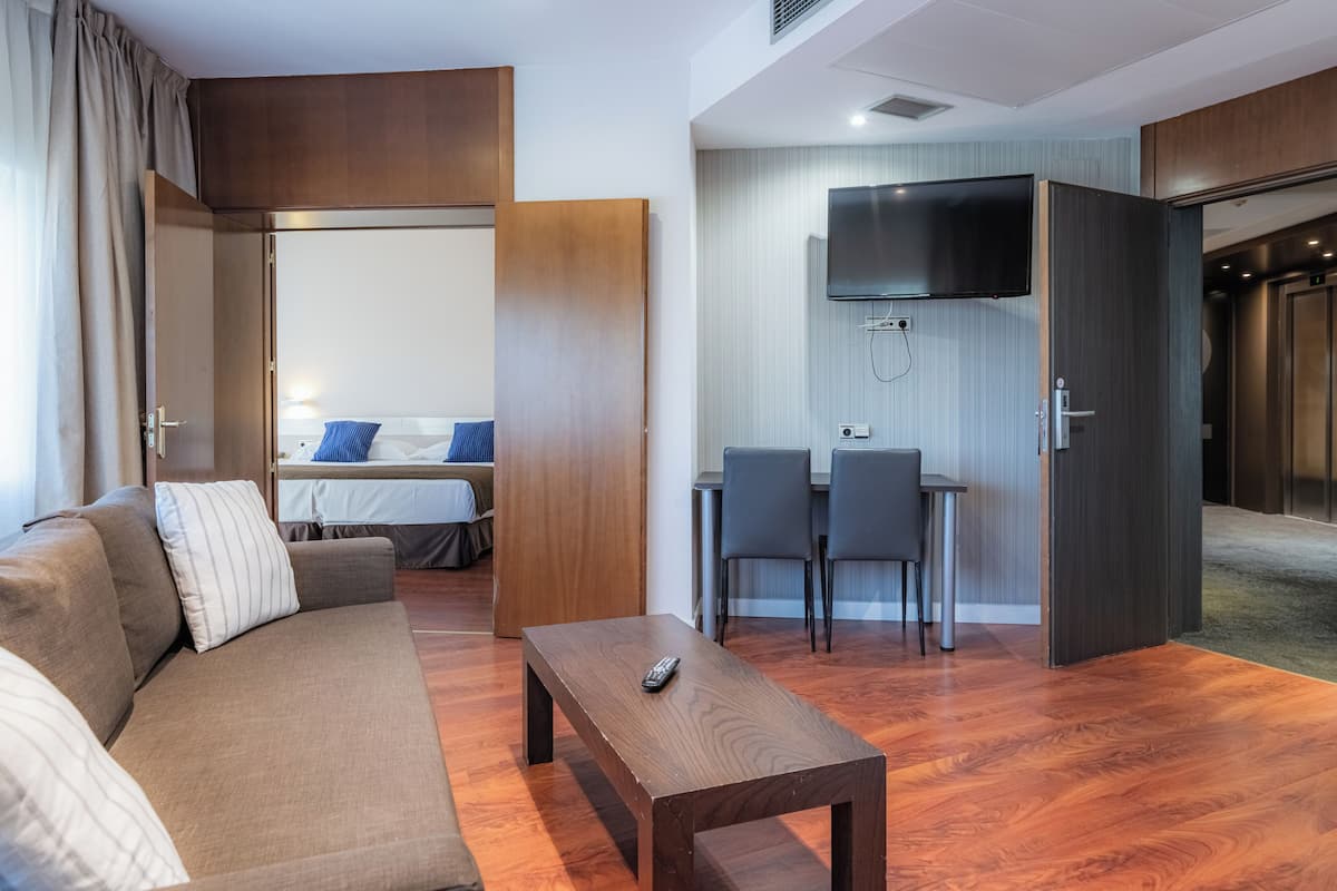 Minibar, coffres-forts dans les chambres, bureau, Wi-Fi gratuit