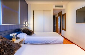 Minibar, caja fuerte, escritorio y wifi gratis