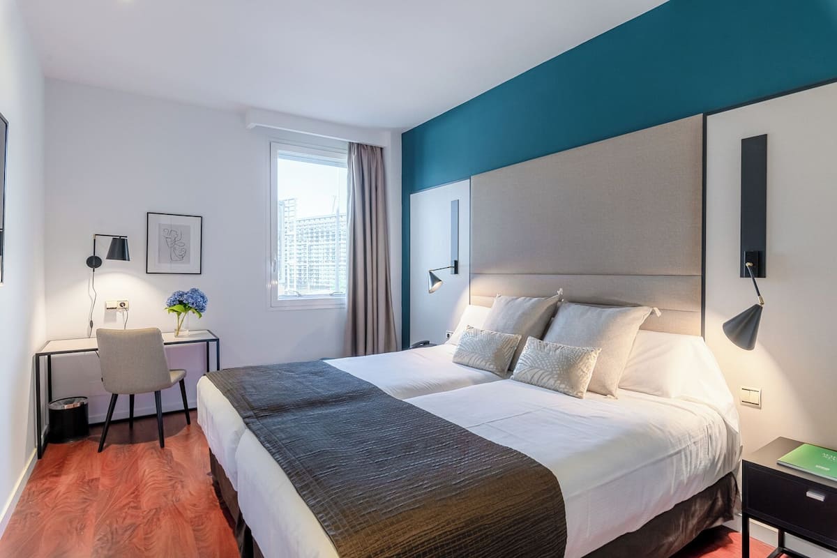 Minibar, coffres-forts dans les chambres, bureau, Wi-Fi gratuit
