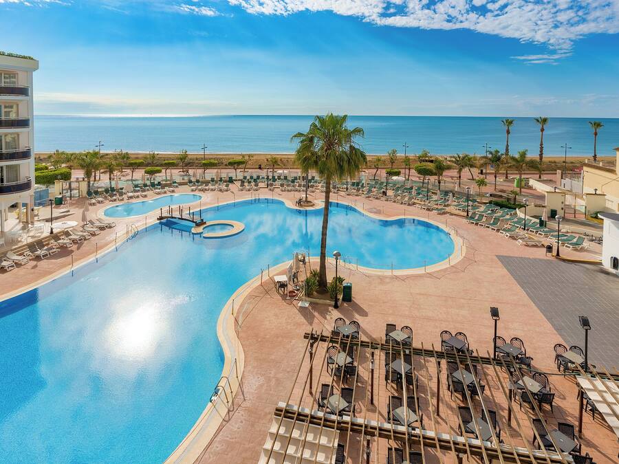 Una piscina al aire libre de temporada, sillones reclinables de piscina