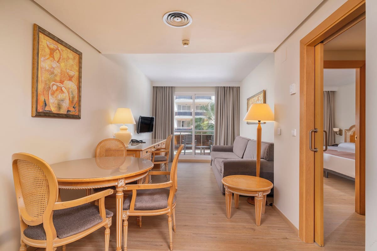 Suite, terrasse, vue partielle sur la mer | 1 chambre, minibar, coffres-forts dans les chambres, bureau