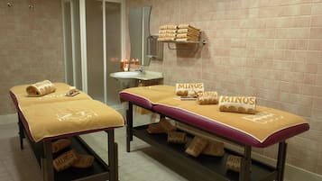 Salas de tratamiento para parejas, sauna y tina de hidromasaje