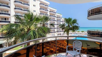 Suíte, terraço, vista parcial para o mar | Vista do quarto