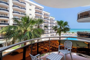 Suite, terrasse, vue partielle sur la mer | Vue de la chambre
