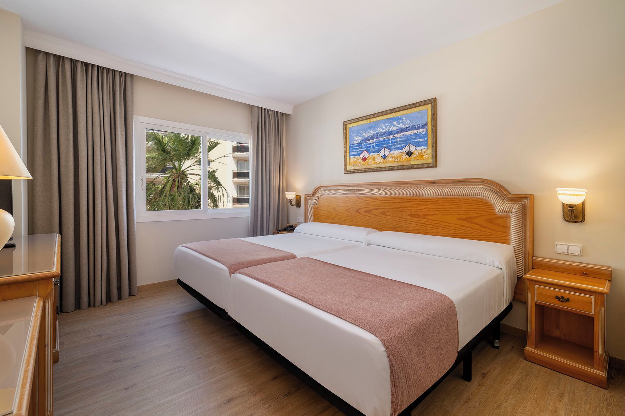 Minibar, coffres-forts dans les chambres, bureau, rideaux occultants