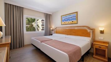 Suite, terrazzo, vista mare parziale | 1 camera, minibar, una cassaforte in camera, una scrivania