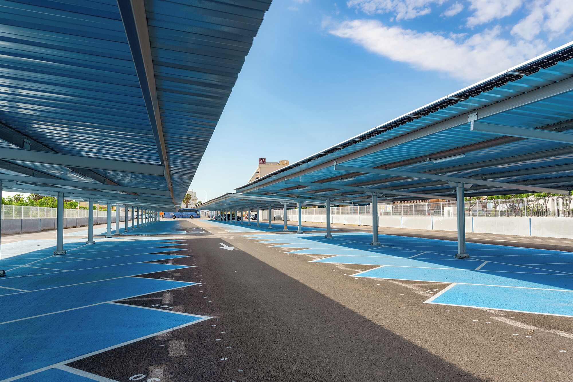 Parking sans voiturier (18 EUR par jour)