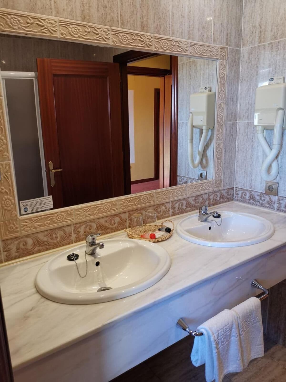 combined shower/bathtub, free toiletries, hair dryer, bidet