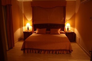Royal Suite | Minibar, desk, laptop workspace, blackout drapes