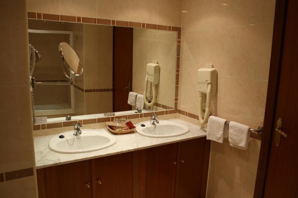 combined shower/bathtub, free toiletries, hair dryer, bidet