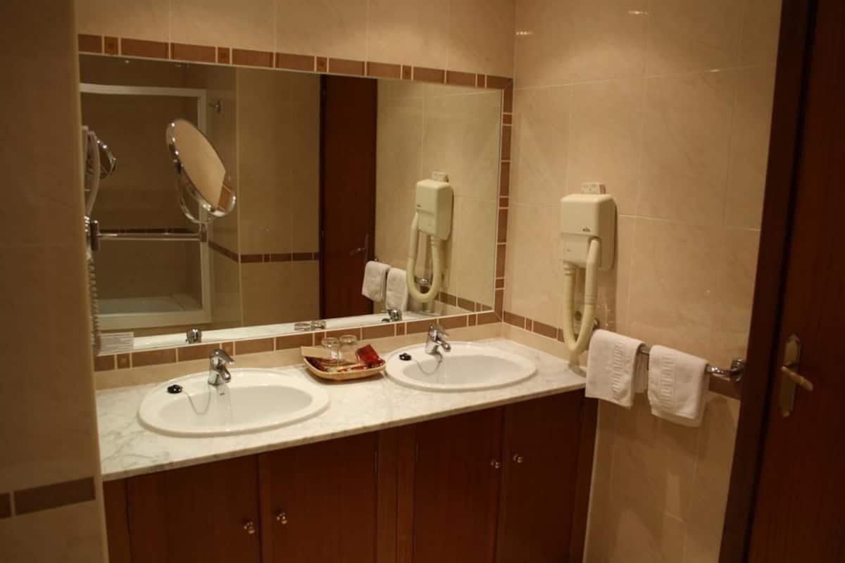 combined shower/bathtub, free toiletries, hair dryer, bidet
