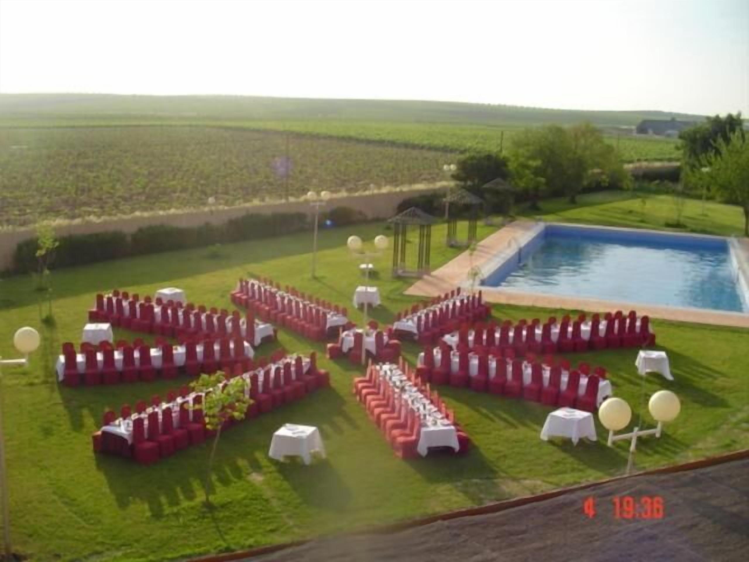 lunch and dinner served