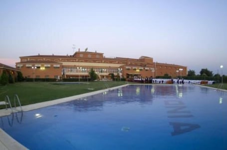 Outdoor pool. Hotel Acosta Vetonia