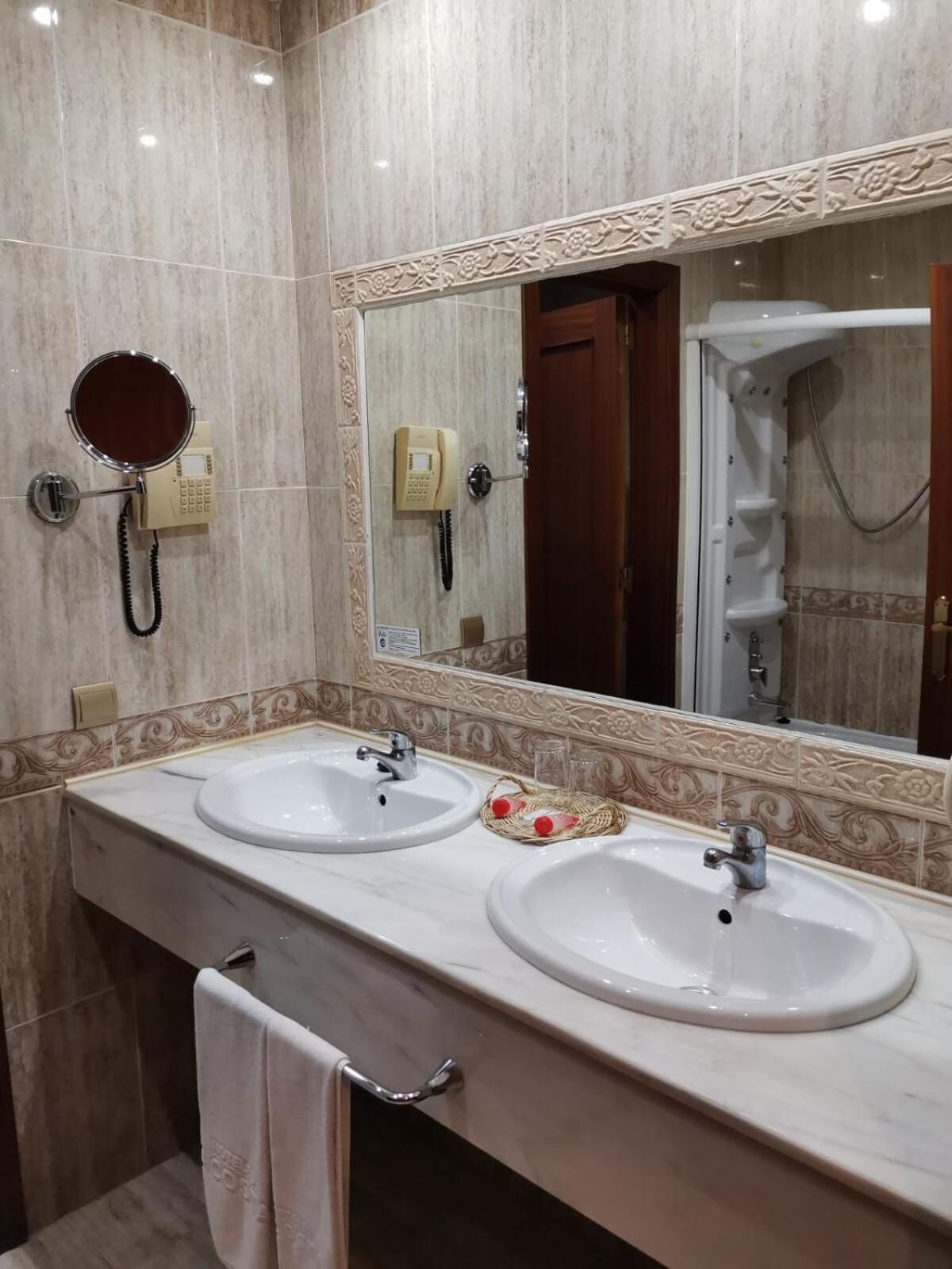 combined shower/bathtub, free toiletries, hair dryer, bidet